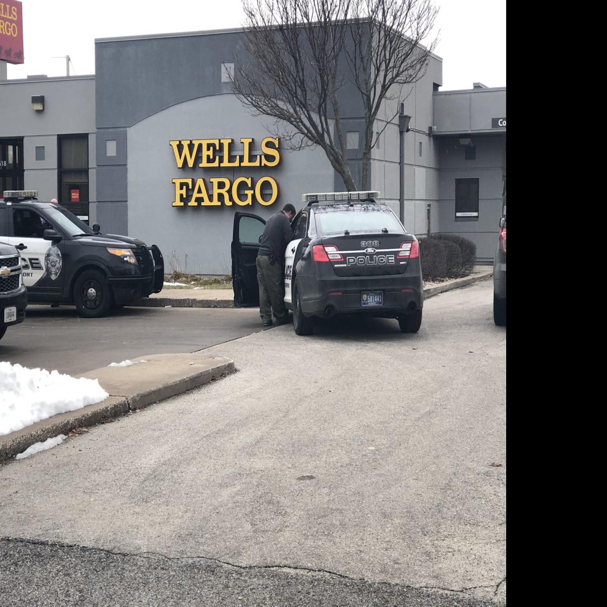 Davenport Police On Scene Of A Robbery At Wells Fargo Bank Local News Qctimes Com