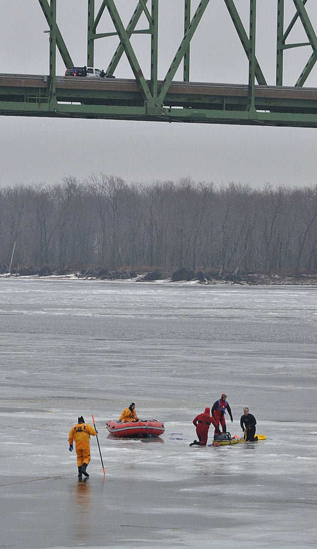 Man jumps from Muscatine bridge into Mississippi