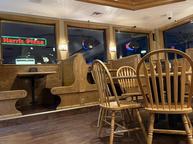 Harris Pizza Bettendorf dining room