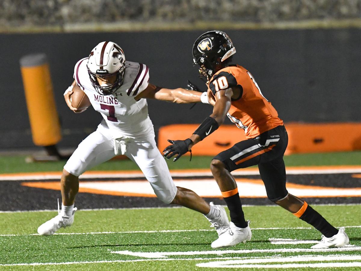 100121-qc-spt-moline-uths fball-179