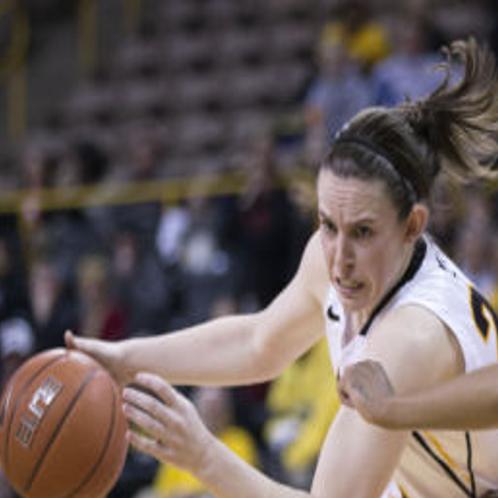 Ex Hawkeye Star Logic Brings Girls Basketball Camp To Quad Cities Iowa Hawkeyes Basketball Qctimes Com