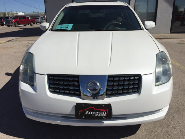 white nissan maxima 2006