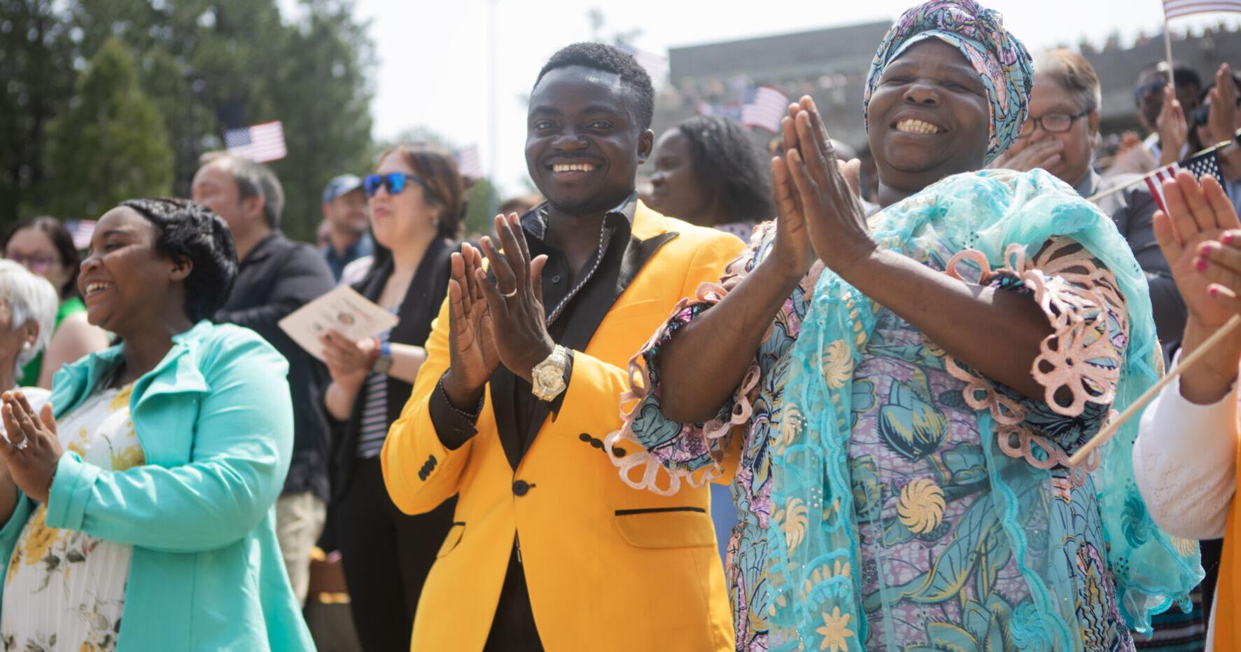Mount Rushmore naturalization ceremony turns dreams of U.S. citizenship into reality - Vimarsana News