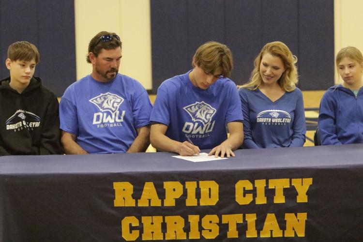 Elijah Hoyt signing