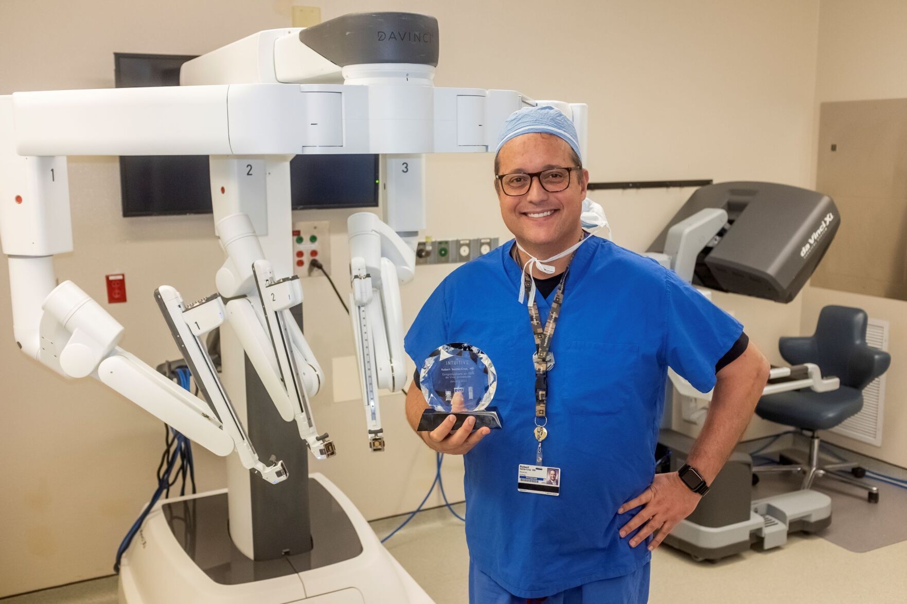 Surgeon honored for 1 500th surgery using da Vinci robotics