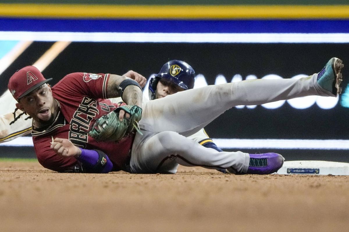 Gabriel Moreno knocks first MLB hit in Blue Jays debut