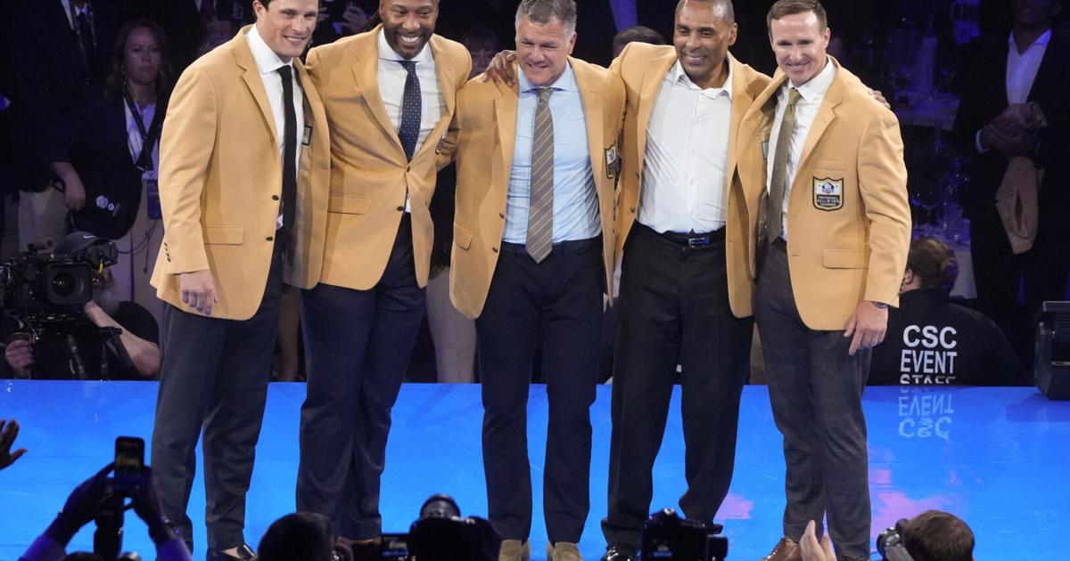 Class of 2026 Pro Football Hall of Fame enshrines (from left) Luke Kuechly, Larry Fitzgerald, Adam Vinatieri, Roger Craig and Drew Brees, pose for photos at the Gold Jacket Dinner at the Canton Memorial Civic Center, Aug. 8, 2026.