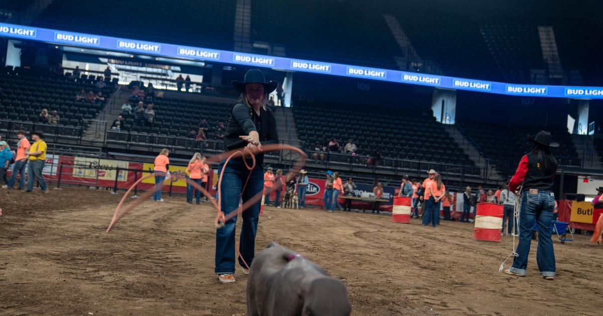 Special Rodeo-05 Volunteer roping practice