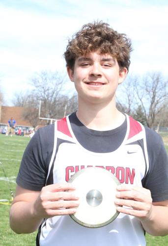 MS Track Suchor kid holds discus_0116.JPG
