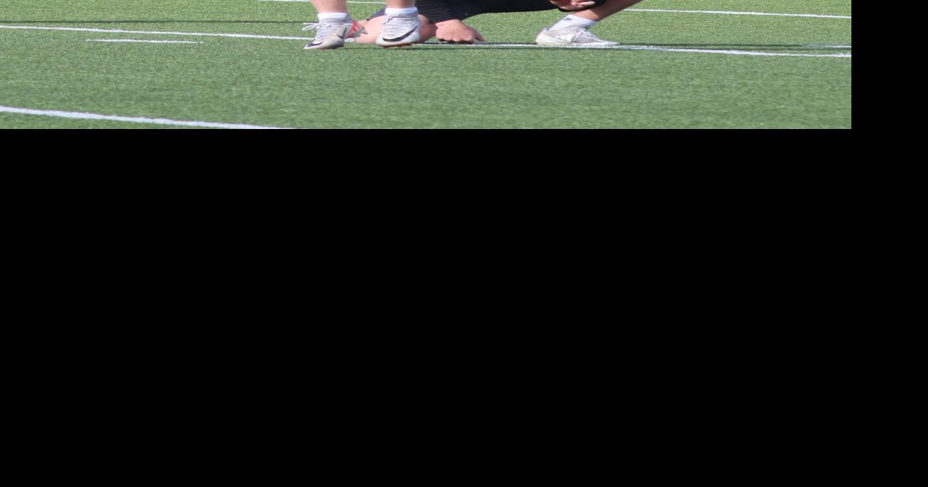 FB--Placekicker Shay Pritchard watch his boot 0109.JPG