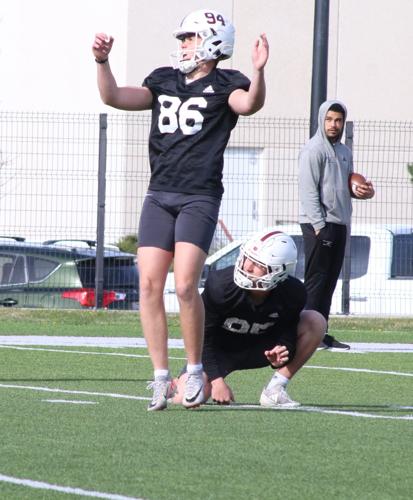 FB--Placekicker Shay Pritchard watch his boot 0109.JPG