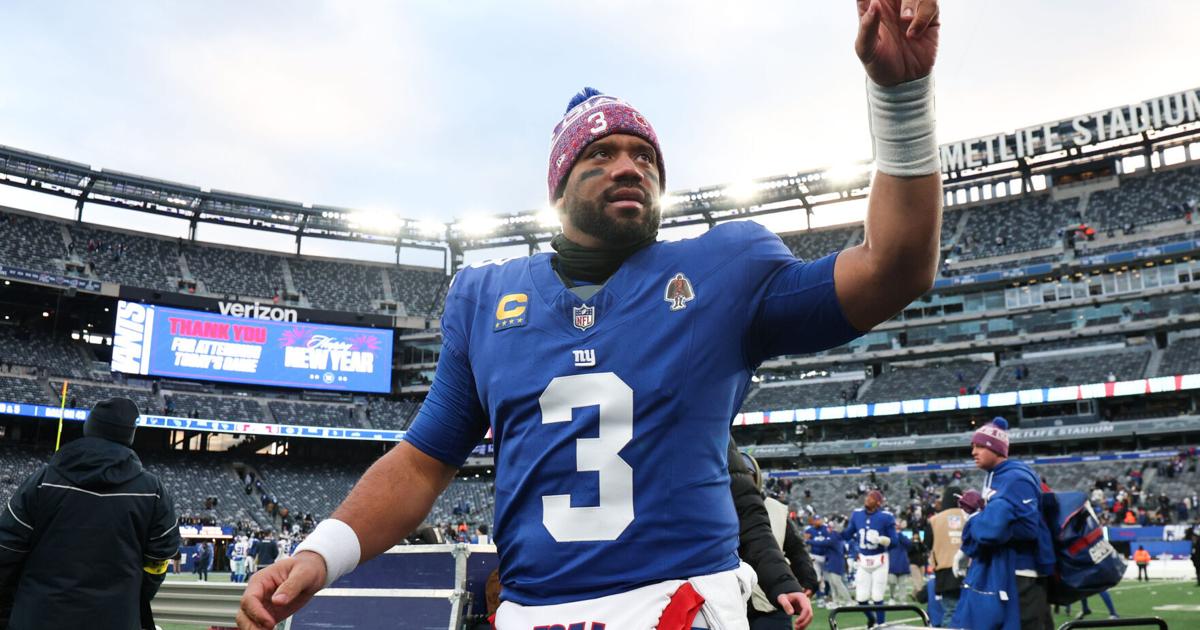 Jan 4, 2026; East Rutherford, New Jersey, USA; New York Giants quarterback Russell Wilson (3) waves to fans after the game against the Dallas Cowboys at MetLife Stadium. Mandatory Credit: Vincent Carchietta-Imagn Images