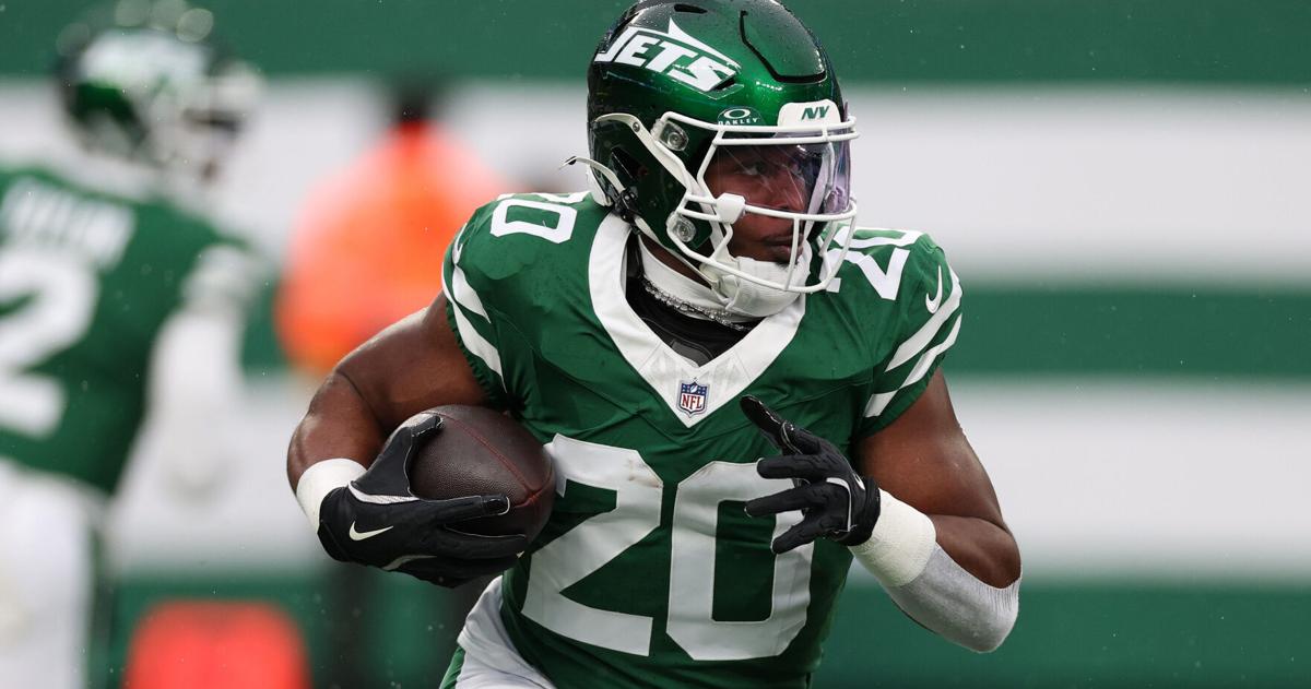 New York Jets running back Breece Hall (20) rushes the ball against the Atlanta Falcons during the first half at MetLife Stadium.