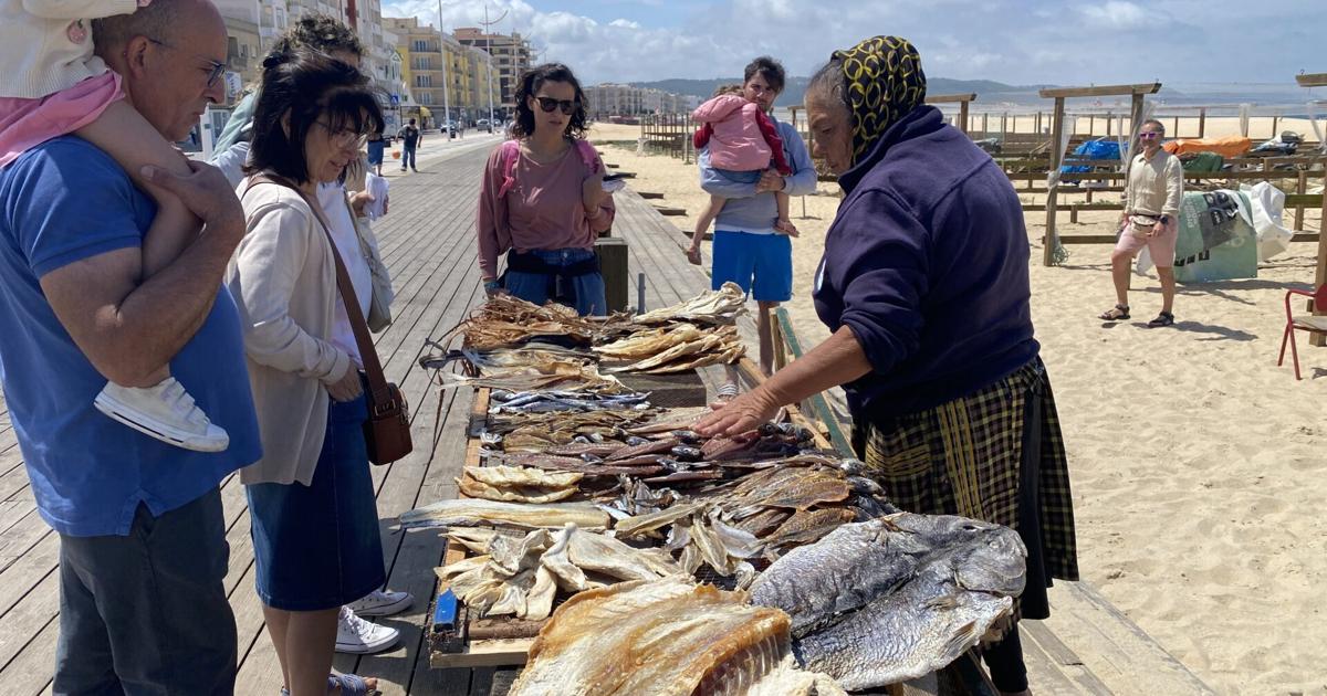On the Nazaré boardwalk, locals and tourists alike are enticed by vendors offering all sorts of sun-dried and salted fish.