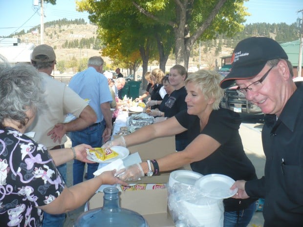 Neighbors Feeding Neighbors event raises funds for food bank