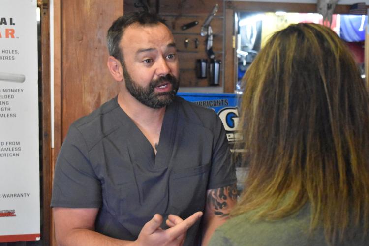 Dustin Smoot teaches 10-minute training to control bleeding