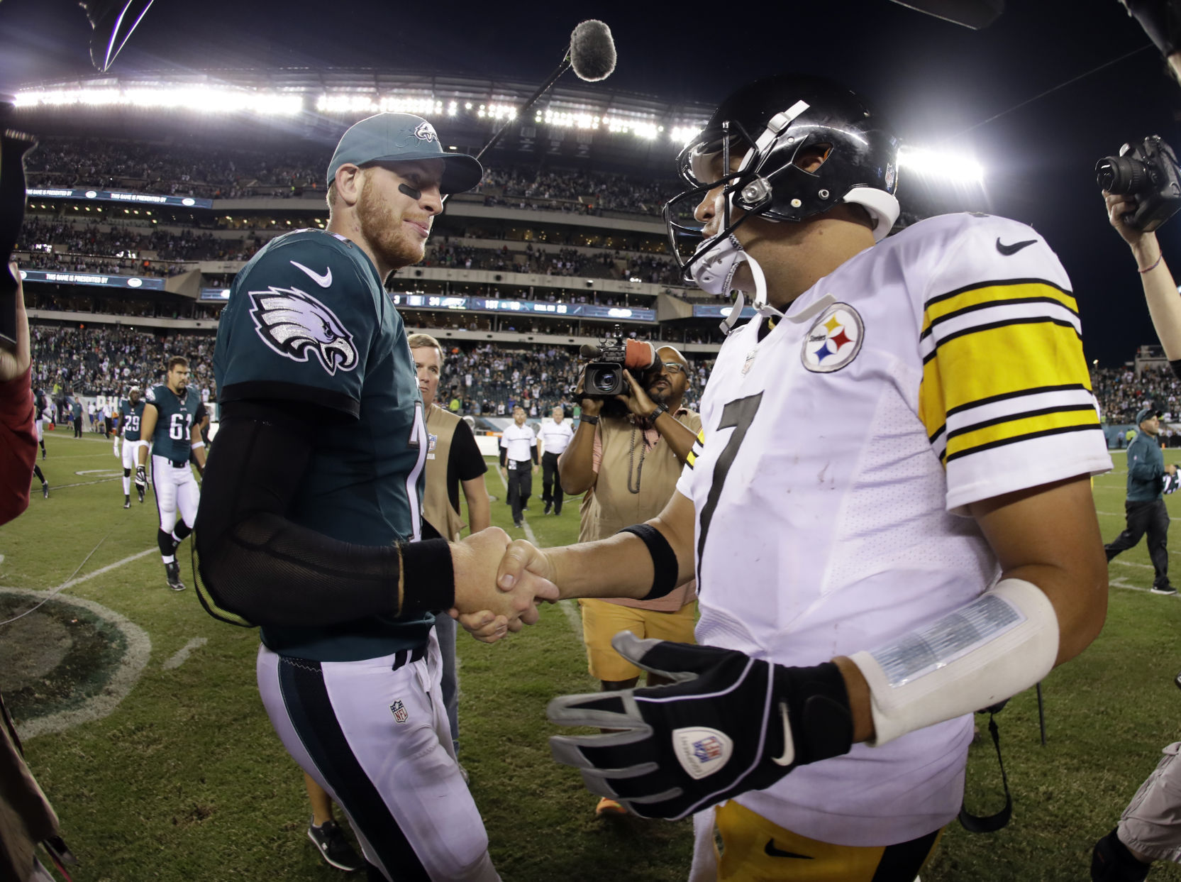 Wentz dazzles again as Eagles throttle Steelers