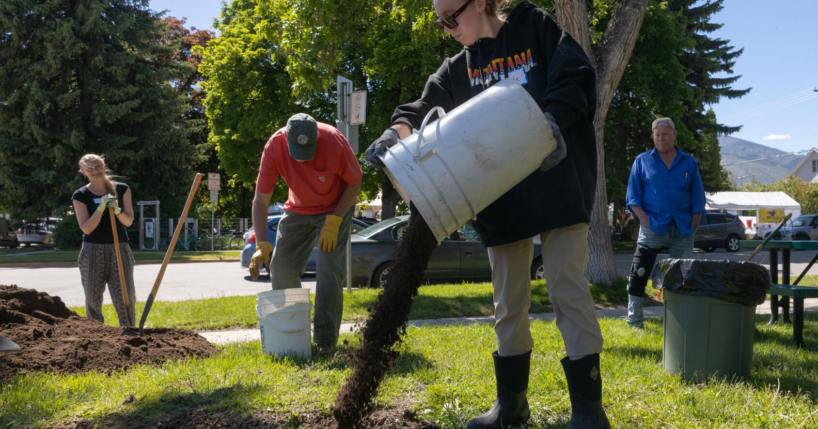 IN PHOTOS: Volunteers plant water-wise habitat at Hamilton library - Vimarsana News