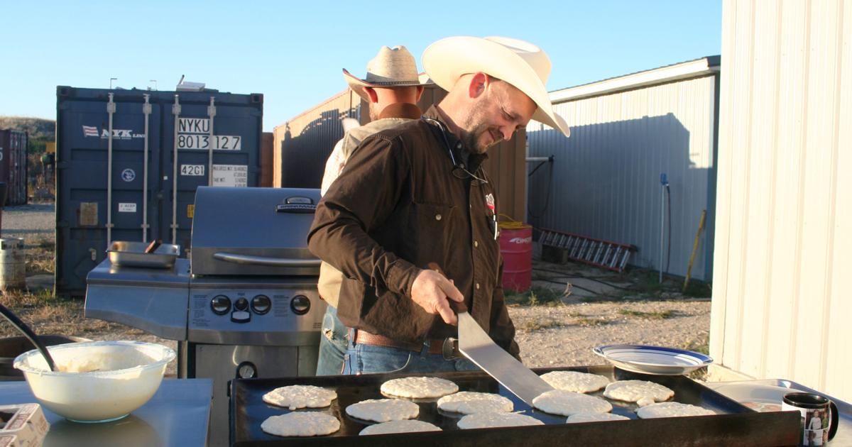 Breakfast Boss Work breakfast: Boss cooks free meal for employees