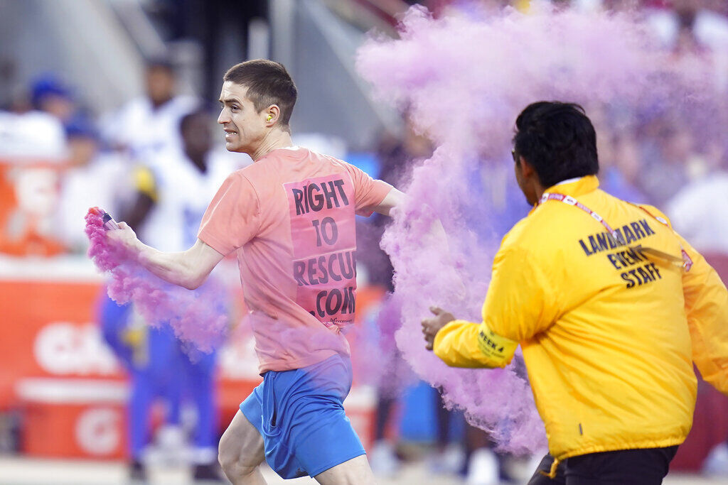 Los Angeles Rams linebacker flattens protester who ran on field