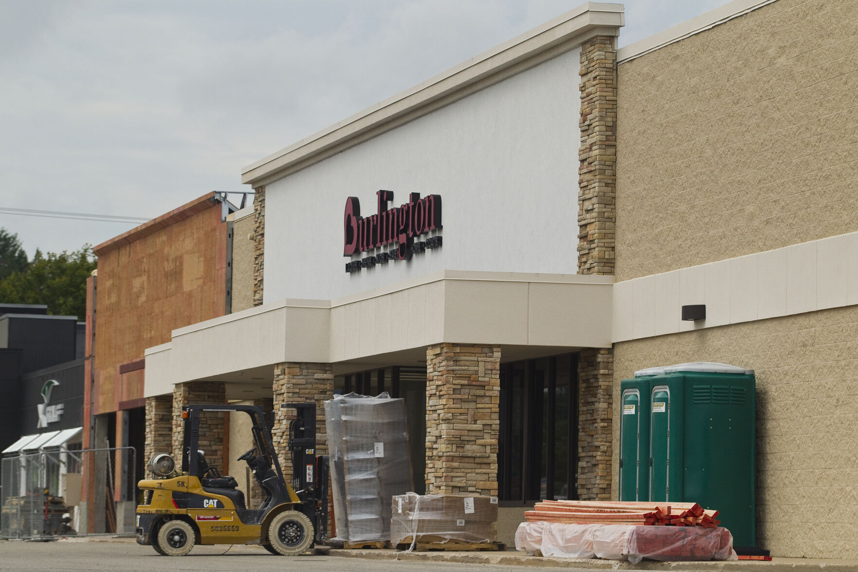 Dog Burlington Canton Man Shing Building #3371204 Rental Property