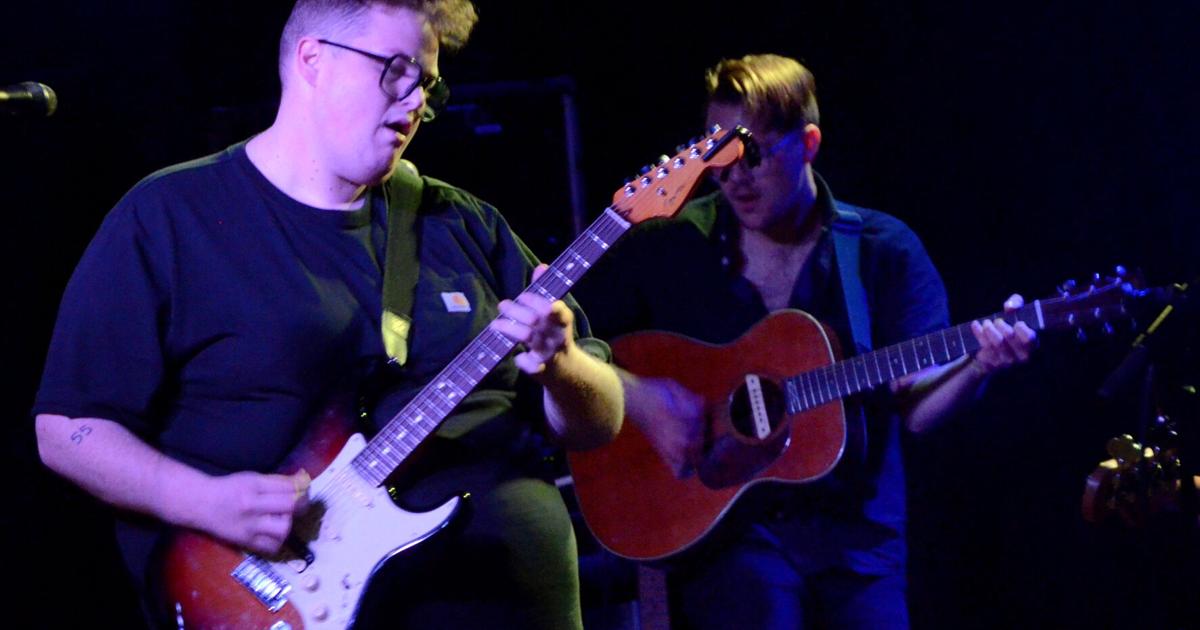 Jason Singer Phoenix Michigander’s Jason Singer breaks leg, delays EP, but still kicks up ...