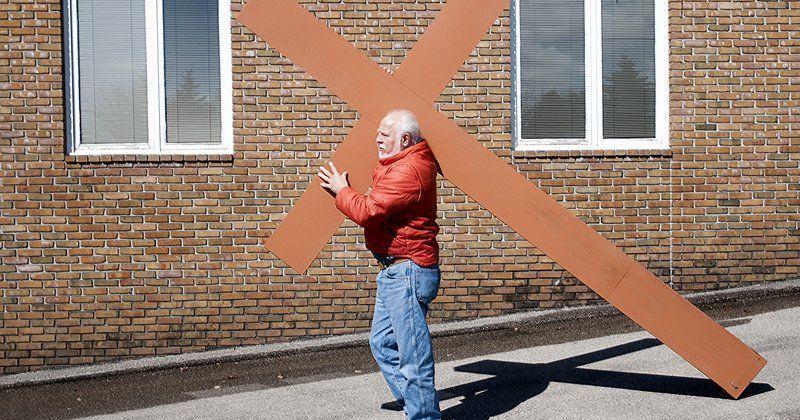 A cross to bear: Volunteers continue Grawn man's Good Friday tradition - Vimarsana News