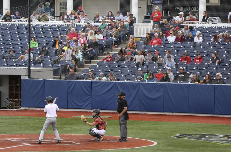 Teams, umpires brave cold at Comerica Park 