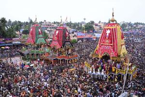 3 killed and a dozen others hospitalized after crowd surge at eastern India Hindu festival