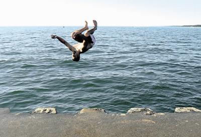 Some Local Governments Ban Pier Jumps State News Record Eagle Com