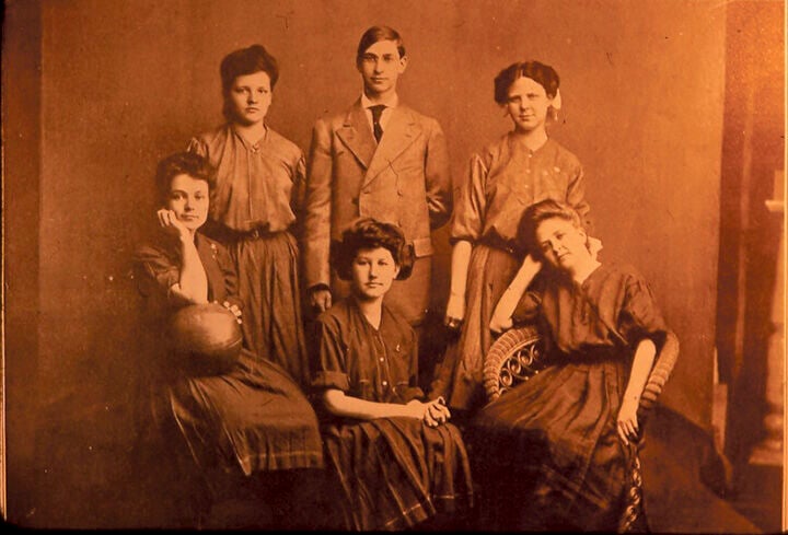 1900s girls basketball