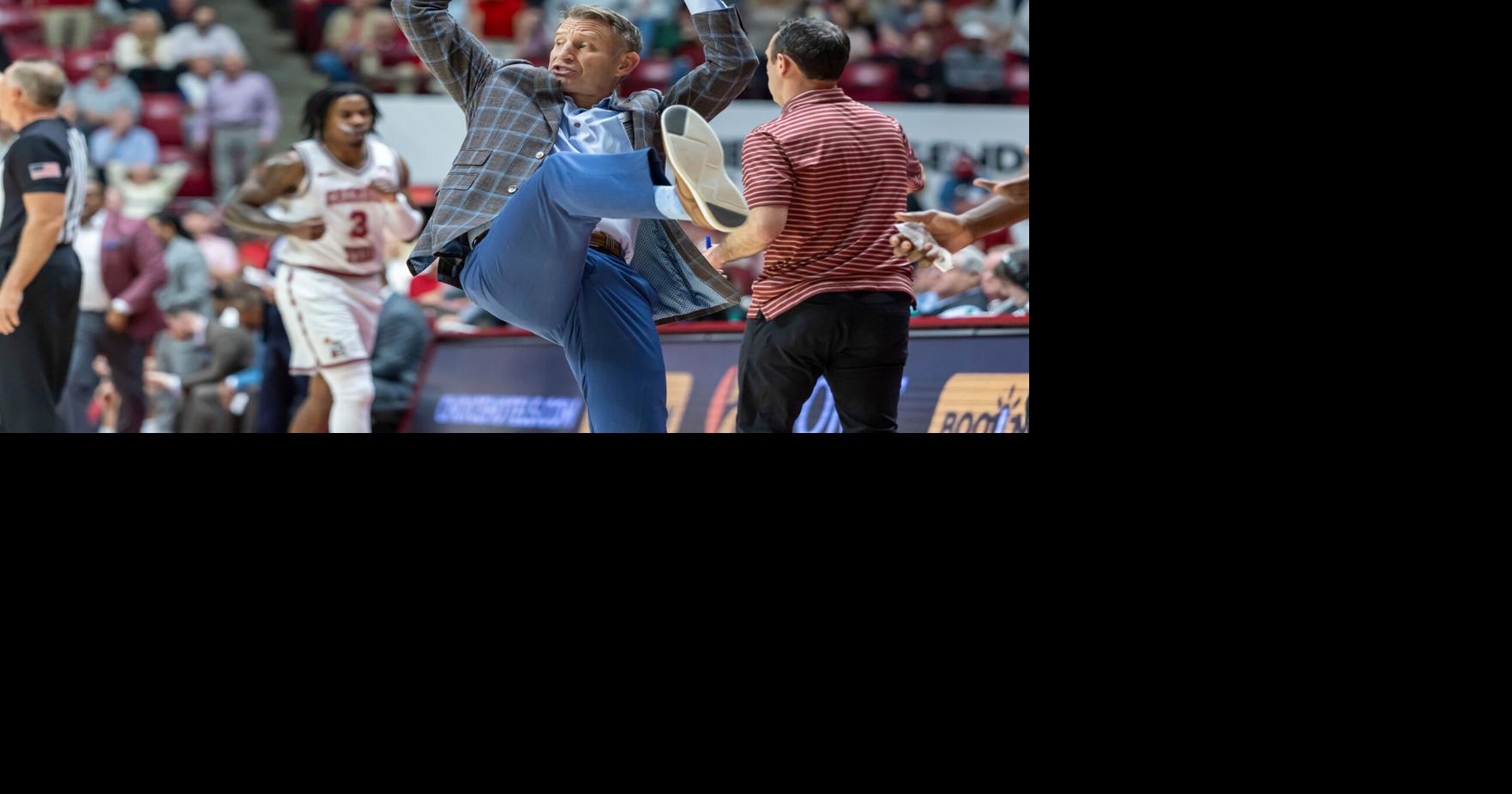 No. 25 Alabama survives Darius Acuff's huge night and beats No. 20 Arkansas 117-115 in 2OT