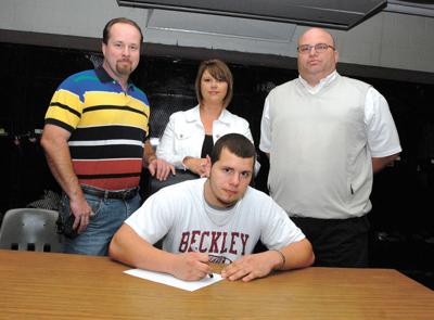 Woodrow S Williams Signs To Play Football At Concord Local