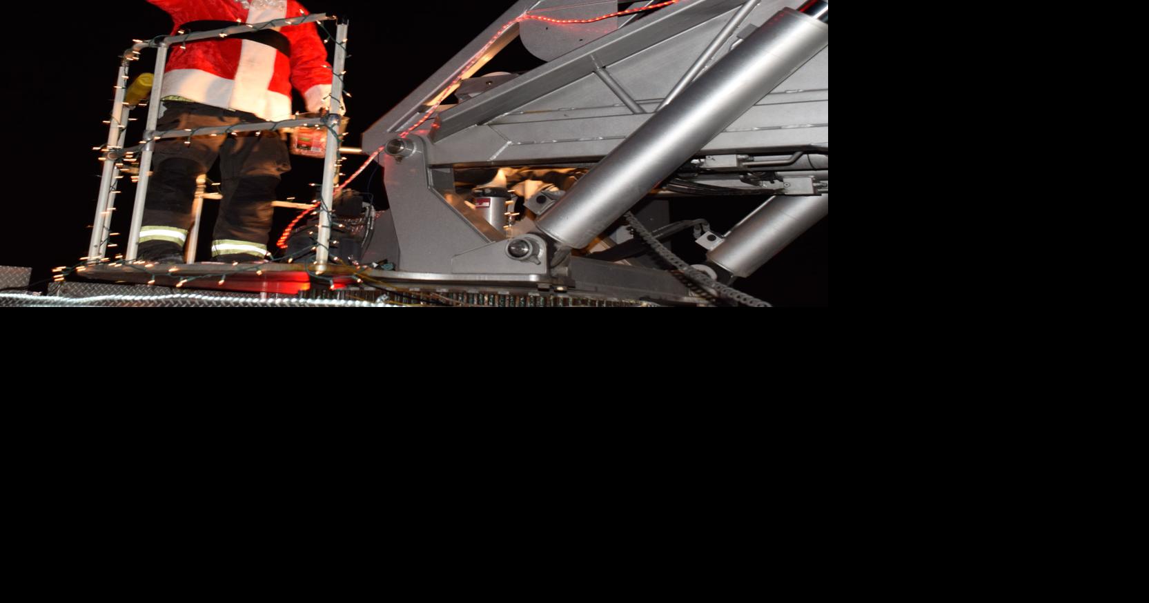 Cold weather didn’t keep Santa from the Whitestown nighttime parade ...