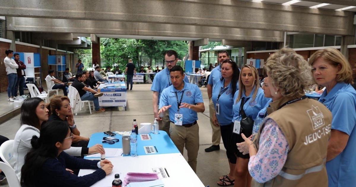 Café y papeletas codificadas por colores: el jefe electoral de Hoosier incluye a Guatemala en su viaje | noticias locales Café y papeletas codificadas por colores: el jefe electoral de Hoosier incluye a Guatemala en su viaje | noticias locales