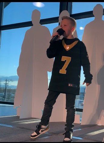 10-Year-Old Cancer Survivor Gives Saints QB Taysom Hill Awesome  Introduction At Event