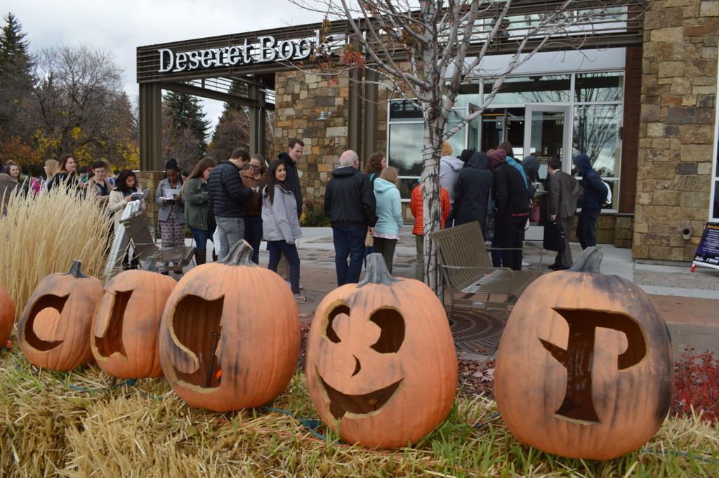 Al Fox Carraway Visits Rexburg Deseret Book To Huge Turnout