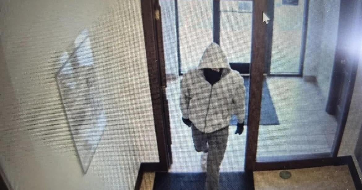 2 killed in bank robbery in Berea, suspect at large