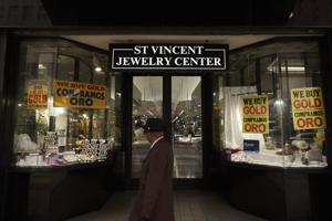 AP PHOTOS: Economic jitters and soaring gold prices create a frenzy for US jewelry merchants