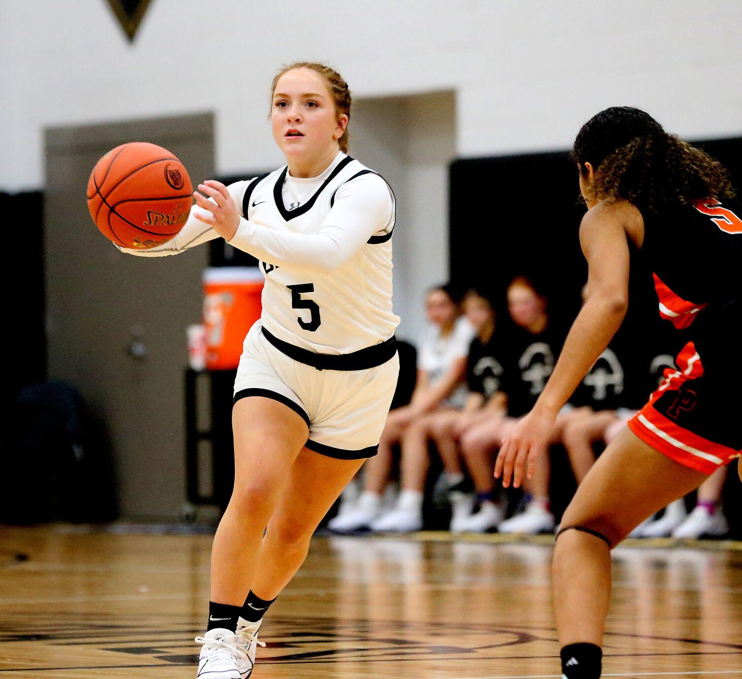 Lady Pirates Triumph in Hard-Fought Battle Against Paris, Abbigail Beard Leads the Charge with 18 Points