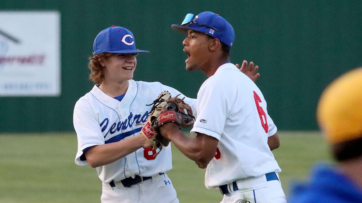 Kentucky baseball player hilariously loses battle against his mask