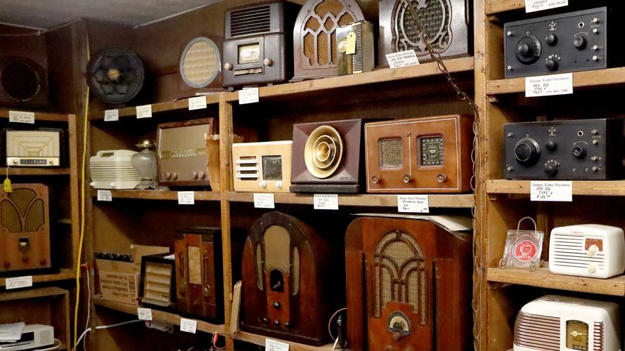 Antique radio  Vintage radio, Radio, Old radios