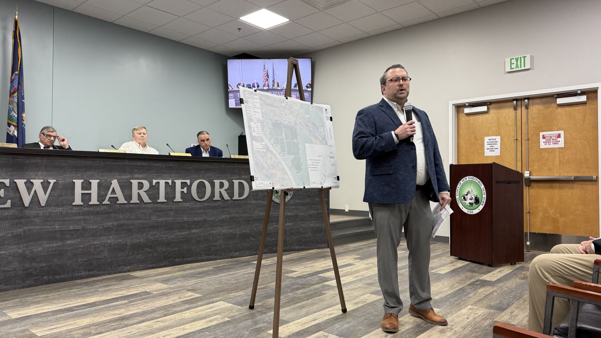 Developers present Roberts Road solar farm plans to New Hartford Town ...