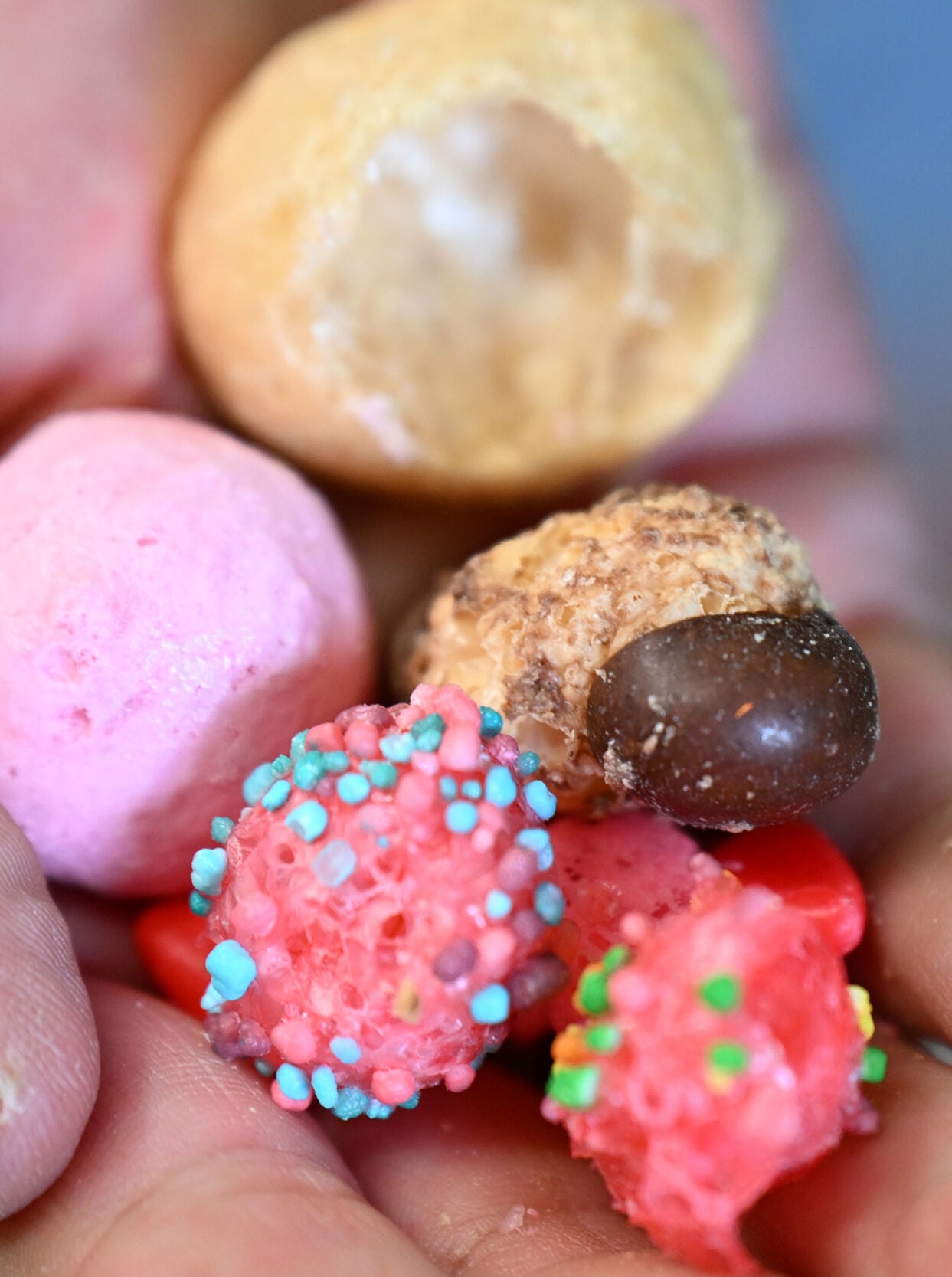 The candy woman can: WODOX freeze dried candy selling sweets in