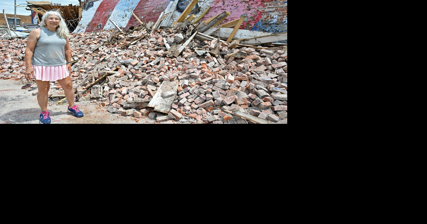 'End of an era': Mural artist pays one last visit to destroyed Rome ...