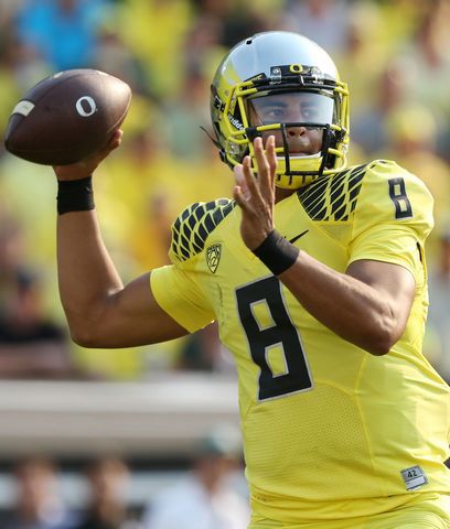 Marcus Mariota throws for five touchdowns as Oregon beats Cal