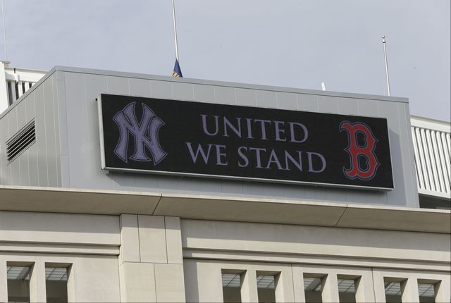 Diamond tribute: Yankees play 'Sweet Caroline