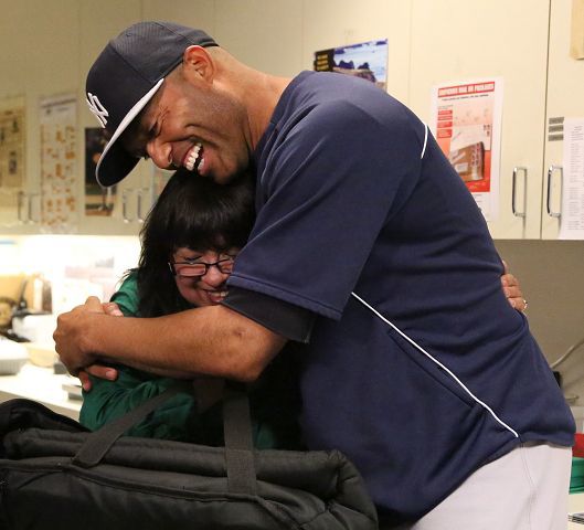 YANKEES: Athletics honor Mariano Rivera with surfboard, wine