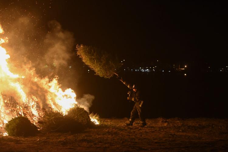 Slideshow Salem's Christmas Tree Bonfire Gallery