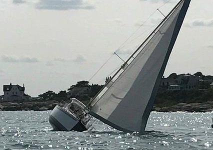 Sailboat Sinks Off Marblehead All Aboard Rescued To Safety